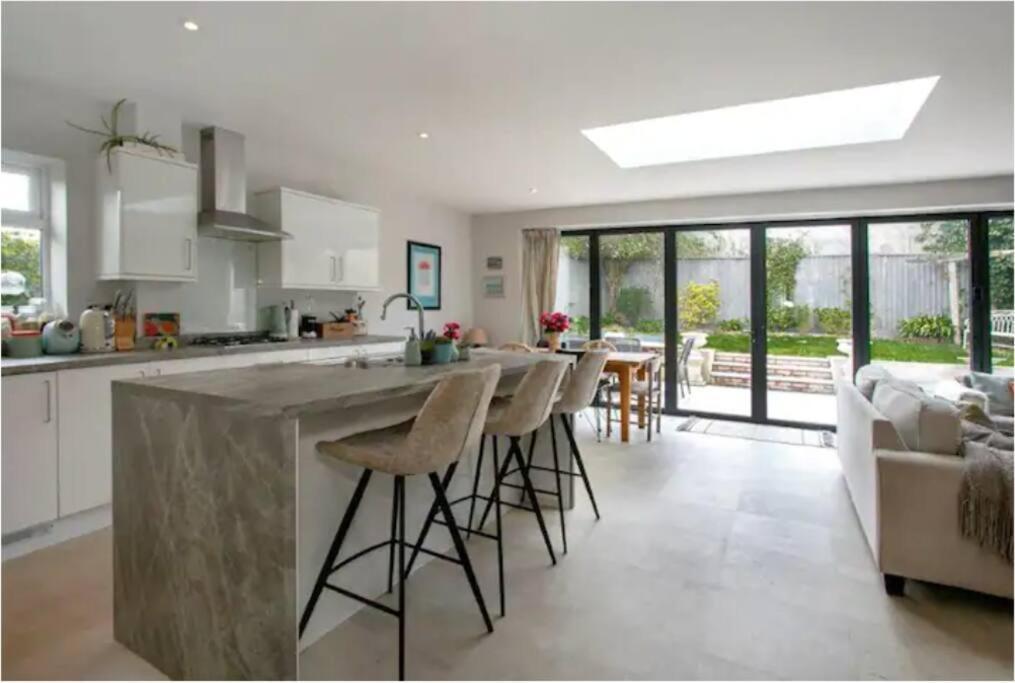 Beautiful 4 Double Bedroom House In Poole With Hot Tub, Near Sandbanks Екстериор снимка
