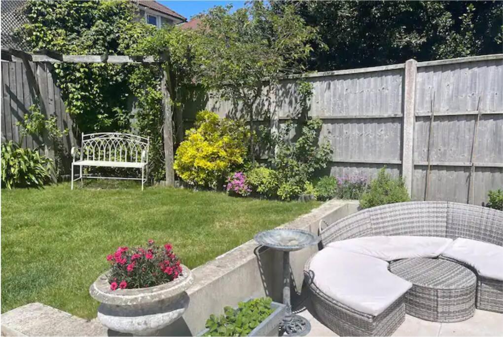 Beautiful 4 Double Bedroom House In Poole With Hot Tub, Near Sandbanks Екстериор снимка