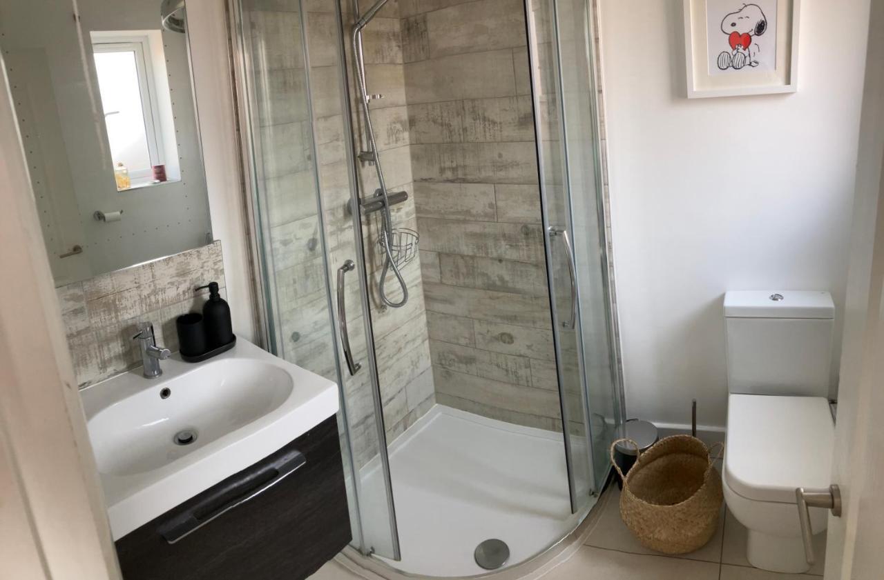 Beautiful 4 Double Bedroom House In Poole With Hot Tub, Near Sandbanks Екстериор снимка