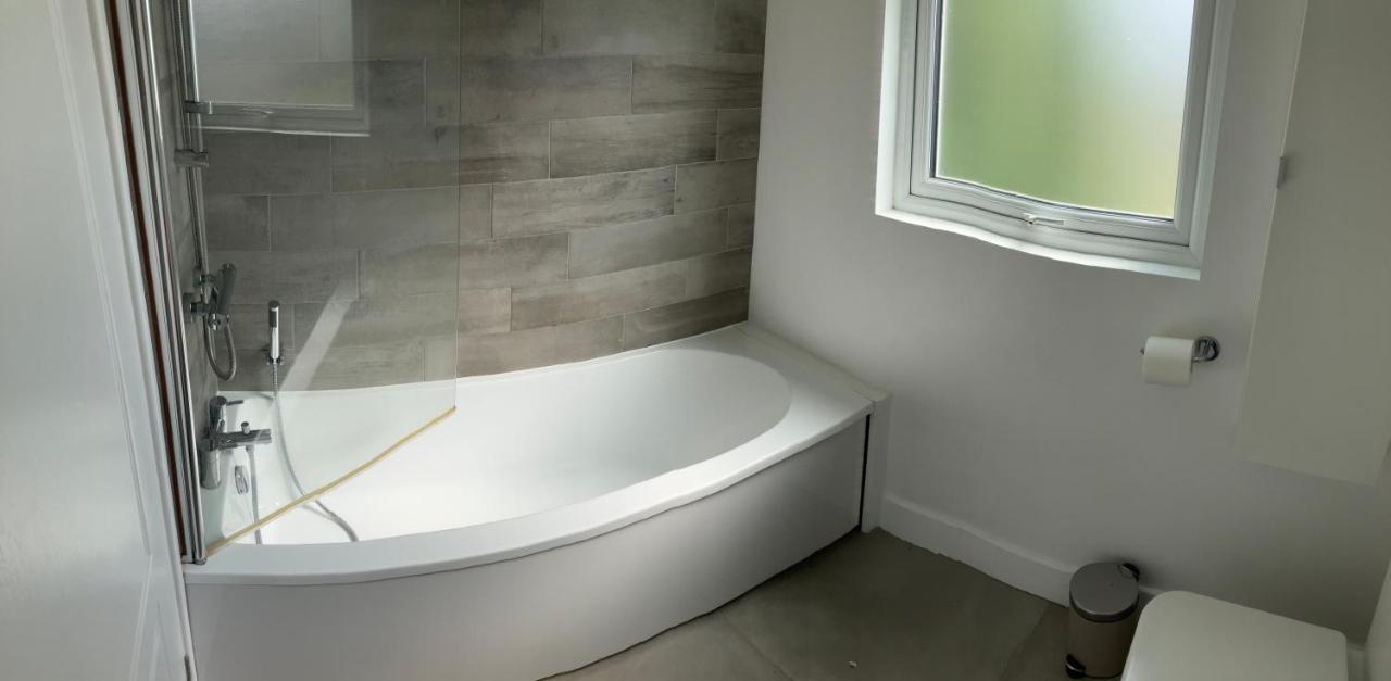 Beautiful 4 Double Bedroom House In Poole With Hot Tub, Near Sandbanks Екстериор снимка