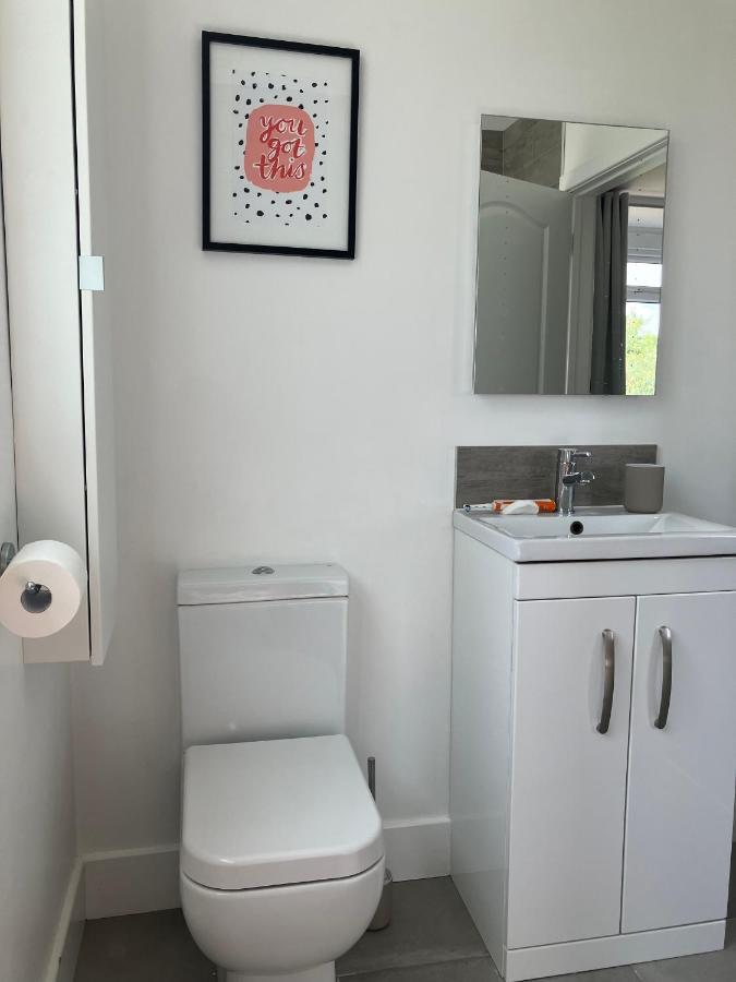 Beautiful 4 Double Bedroom House In Poole With Hot Tub, Near Sandbanks Екстериор снимка