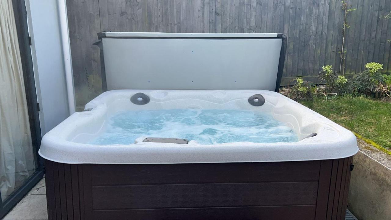 Beautiful 4 Double Bedroom House In Poole With Hot Tub, Near Sandbanks Екстериор снимка